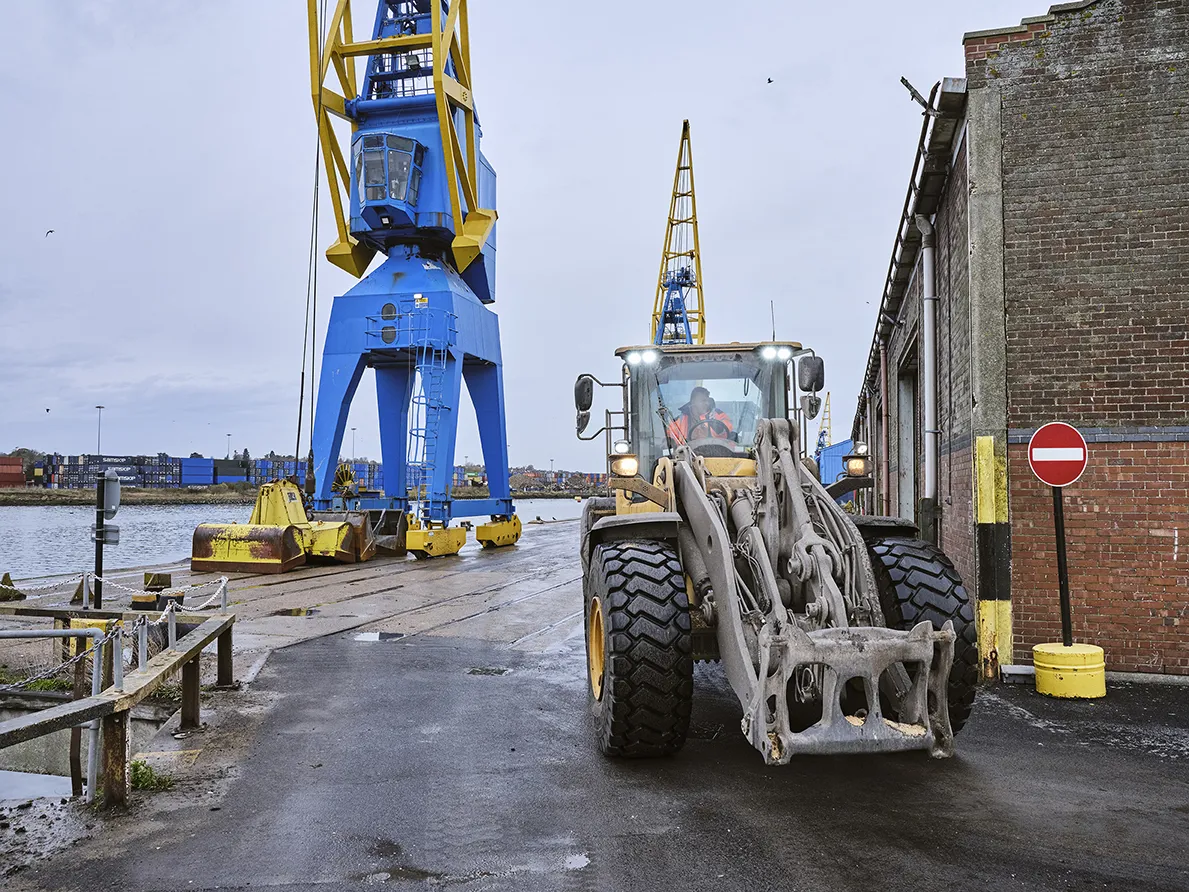 container and bulk cargo terminal machinery